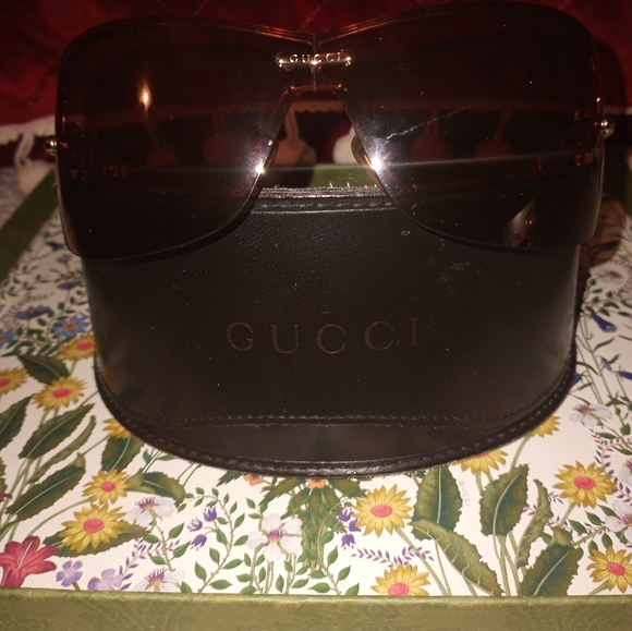 *Authentic Gucci Sunglasses w/Gold design on both sides - Picture 3 of 7